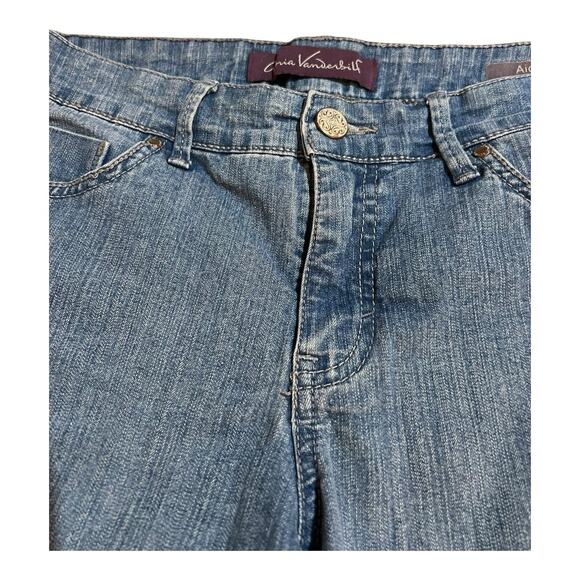 Gloria Vanderbilt Aiden Missy 6 Light Wash Denim Shorts - Picture 4 of 9